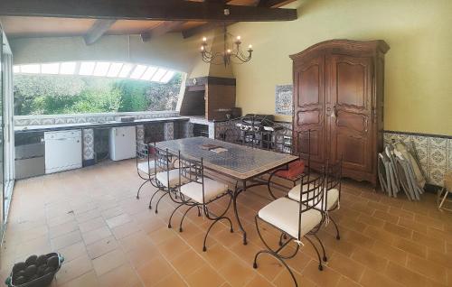 a kitchen with a table and chairs in a room at Beautiful Home In Laurens in Laurens