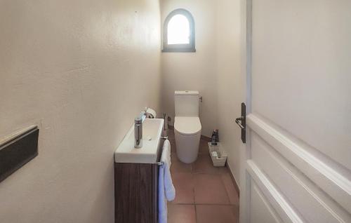 a small bathroom with a toilet and a window at Beautiful Home In Laurens in Laurens