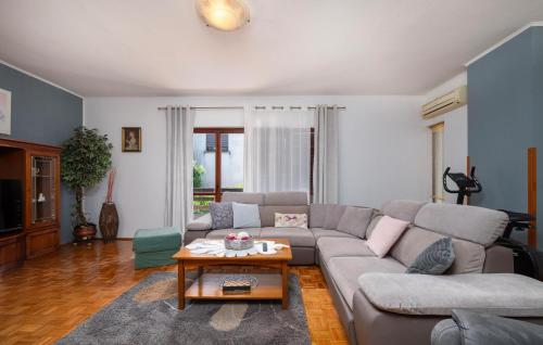 Gorgeous Home In Pula
