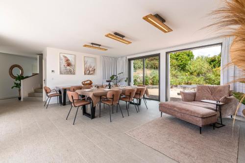 une salle à manger avec une table et des chaises dans l'établissement La Villa Ghijuvani - Piscine Privée avec Vue Mer, à Pianottoli-Caldarello