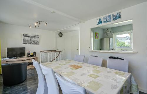 Μια τηλεόραση ή/και κέντρο ψυχαγωγίας στο 2 Bedroom Cozy Home In Athis Mons