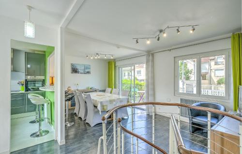 une cuisine et une salle à manger avec une table et une salle à manger dans l'établissement 2 Bedroom Cozy Home In Athis Mons, à Athis-Mons