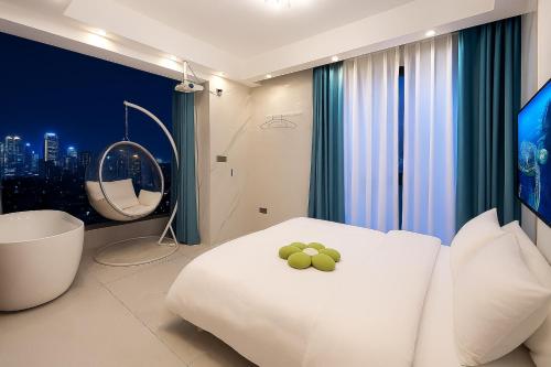 Uma cama ou camas num quarto em 重庆市中心家庭公寓