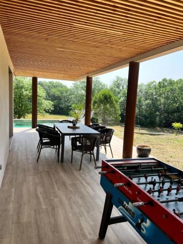 une terrasse avec une table de ping-pong et un billard dans l'établissement villa Ceven'Up, à Boisset-et-Gaujac