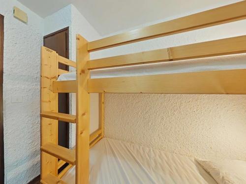 une chambre avec deux lits superposés et une échelle dans l'établissement Studio cosy 4 pers au Grand-Bornand, près des pistes, animaux admis - FR-1-241-37, au Grand-Bornand