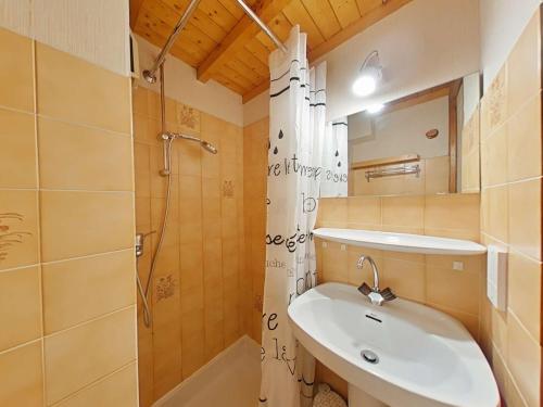 une salle de bain avec un lavabo et une douche dans l'établissement Studio/Cabine/Mezz 5 pers avec navette, à 600m du centre - Le Grand-Bornand - FR-1-241-165, au Grand-Bornand