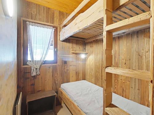 - une chambre avec des lits superposés dans une cabane en bois dans l'établissement Studio/Cabine/Mezz 5 pers avec navette, à 600m du centre - Le Grand-Bornand - FR-1-241-165, au Grand-Bornand