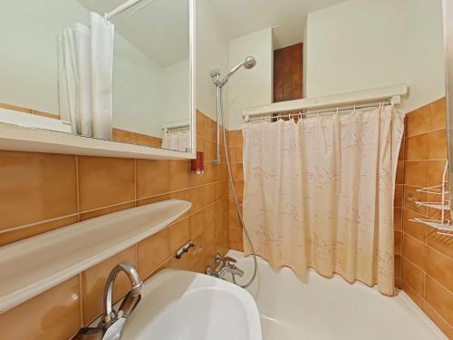une salle de bain avec un lavabo, une douche et un miroir dans l'établissement Appartement cosy 2 pièces cabine, proche centre et pistes, 4 couchages, Le Grand-Bornand - FR-1-241-78, au Grand-Bornand