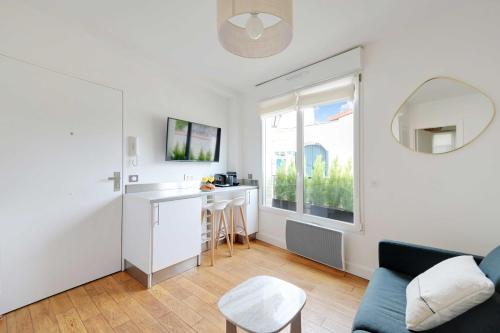 un salon avec un canapé et une table dans l'établissement Cosy Apartment -1BR-2P- Suresnes, à Suresnes