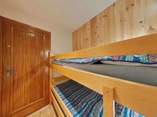 - une chambre avec 2 lits superposés et une porte dans l'établissement Studio 4 couchages au calme avec casier à ski - Le Grand-Bornand - FR-1-241-259, au Grand-Bornand