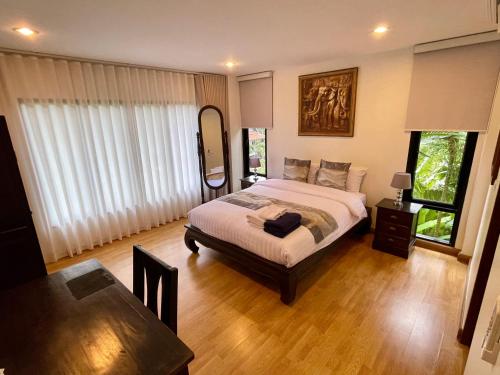 Postel nebo postele na pokoji v ubytování Kata Sunset Bay Villa - 3BR Private Pool - Seaview