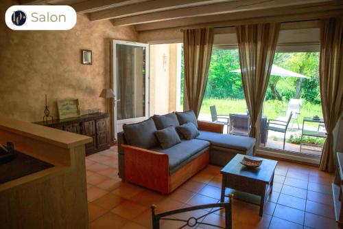 un salon avec un canapé et une table dans l'établissement Parenthèse de calme et de nature au bord du Verdon, à Gréoux-les-Bains