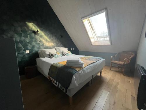 une chambre avec un grand lit avec une fenêtre dans l'établissement Les Caminols, à La Dornac