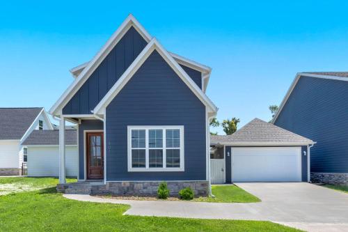 una casa azul con garaje en Downtown Flash-Half mi to Rogers Square-Sleeps 12, en Rogers