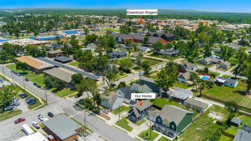 una vista aérea de una ciudad con casas en Downtown Flash-Half mi to Rogers Square-Sleeps 12, en Rogers