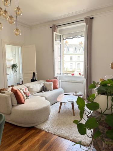 un salon avec un canapé et une table dans l'établissement Cozy apartment, au Mans