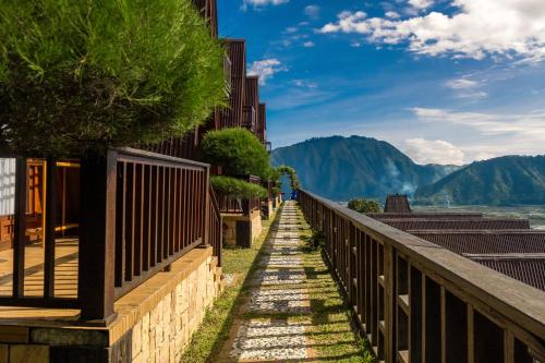 サンバラン・ラワンにあるHK VILLA'Sの山の見える柵
