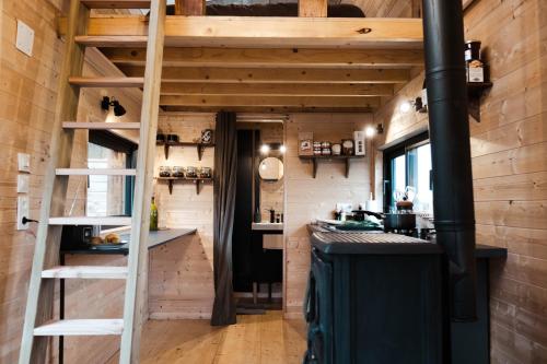 - une cuisine dans une petite maison avec une échelle dans l'établissement Le Refuge Du Maraicher, 