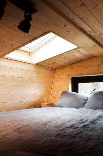 - une chambre avec un grand lit dans une pièce dotée d'une fenêtre dans l'établissement Le Refuge Du Maraicher, 