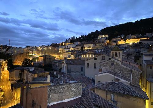- une vue sur la ville la nuit dans l'établissement Colocity, à Grasse
