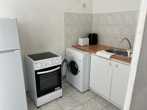 une cuisine avec une machine à laver et un évier dans l'établissement Studio Catalans Vieux-Port, à Marseille