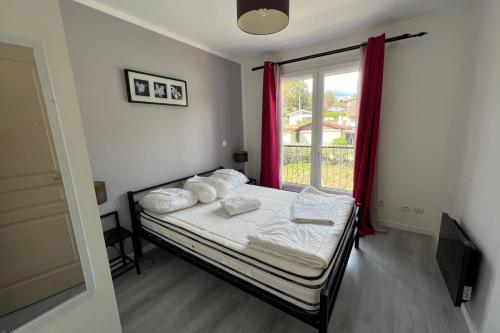 a small bedroom with a bed and a window at Résidence Dalma appartement 12 in Cazaubon