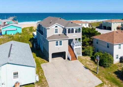 een luchtzicht op een huis en het strand bij Nags Head Oceanfront Private Beach Access & Pool in Nags Head