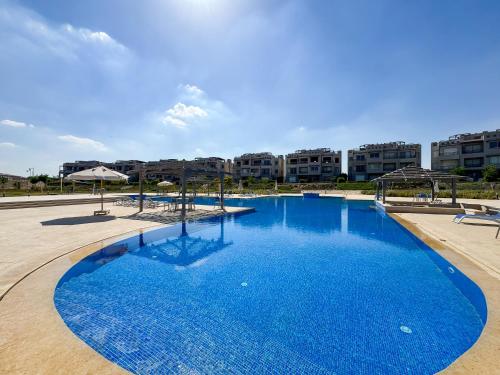 Swimmingpoolen hos eller tæt på 2BR Chalet with Direct Pool Access Ein Bay