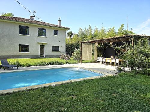 Belle villa au bord du canal - Piscine, jardin et bois -14 personnes - 6 chambres - 5 minutes de la gare - Terrasses et pergola - Parking gratuit