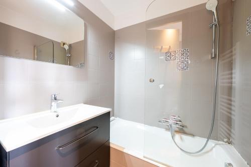 une salle de bain avec un lavabo et une douche dans l'établissement La Belle Evasion - proche station de ski, aux Gets