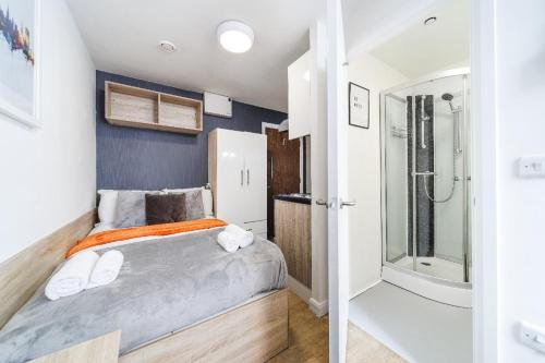 Ένα ή περισσότερα κρεβάτια σε δωμάτιο στο Alexandra House Simple City Stays