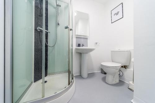 Ένα μπάνιο στο Alexandra House Simple City Stays