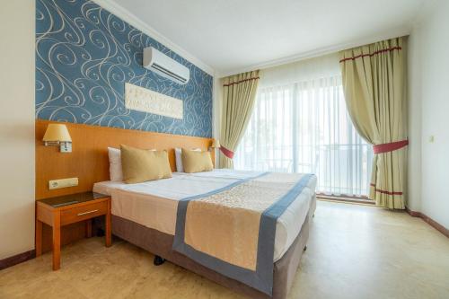 Ένα ή περισσότερα κρεβάτια σε δωμάτιο στο Tropic Beach Club & Resort - Side