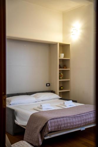 a bedroom with a large bed with white sheets at Casa Helios in Sassari