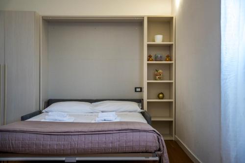 a bed with two towels on it in a bedroom at Casa Helios in Sassari