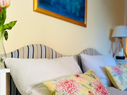 a living room with a couch with pillows at Hotel Finkenhof - Haus Finkenhof in Hannover