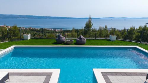 Πισίνα στο ή κοντά στο Villa El Capitano Private Seaview Retreat Near Split