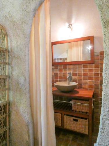 une salle de bain avec un lavabo et un miroir dans l'établissement Maison de charme sous le soleil de la Drôme, à Châtillon-en-Diois