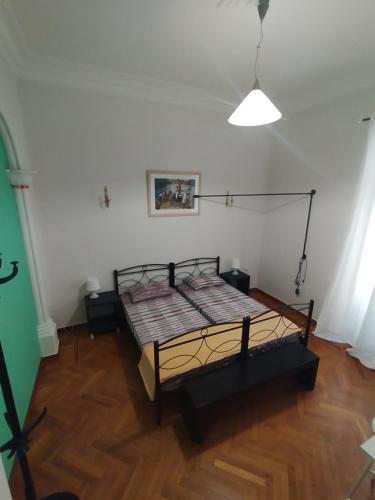 Golden room 3