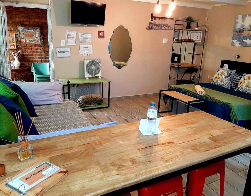 un soggiorno con un tavolo e un divano di The Adler Studio apartment a Boksburg