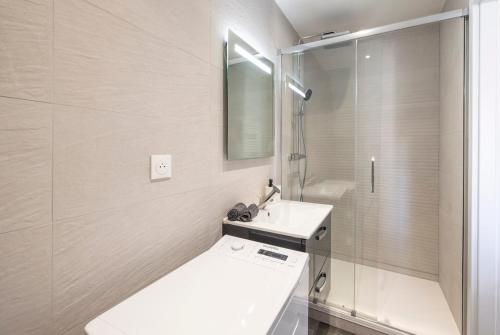 une salle de bain avec toilettes, lavabo et douche dans l'établissement MonSéjourCosy - L'Urban - Cosy - Netflix, à Mulhouse