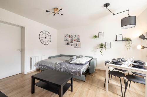une chambre avec un lit, une table et un bureau dans l'établissement MonSéjourCosy - L'Urban - Cosy - Netflix, à Mulhouse