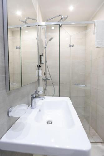 Un baño de White 1903 - Rooftop Pool & Luxury Rooms