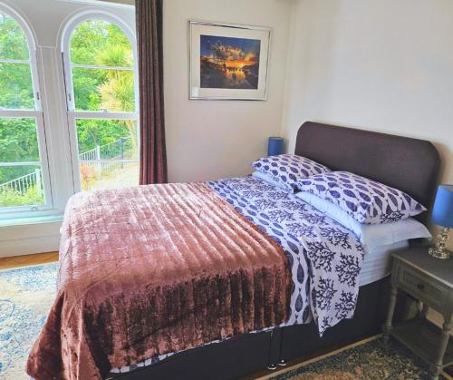 ブリクサムにあるBoutique Apartment Brixhamのベッドと窓のある寝室