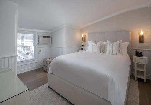 Una cama o camas en una habitación de The Huntting Inn