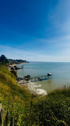 a beach with a picnic table in the water at Maison romantique avec Balnéo Duo in La Bernerie-en-Retz