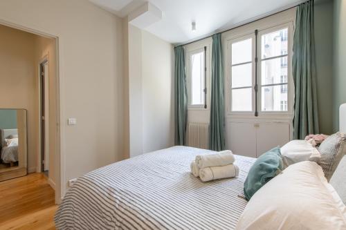 une chambre avec un lit avec deux oreillers dessus dans l'établissement Chic apartment 1BR-2P - Arc de Triomphe, à Paris