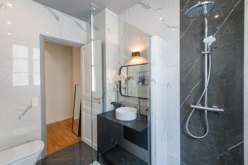 une salle de bain avec une douche, des toilettes et un lavabo dans l'établissement Chic apartment 1BR-2P - Arc de Triomphe, à Paris