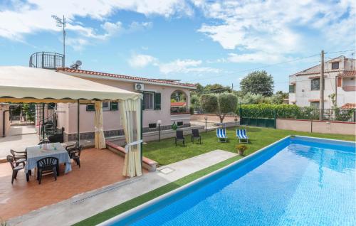 Πισίνα στο ή κοντά στο Stunning Home In Castel Volturno