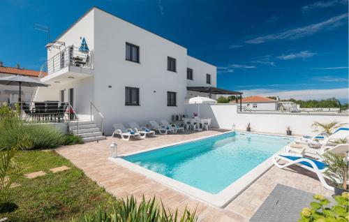 2 Bedroom Gorgeous Apartment In Umag